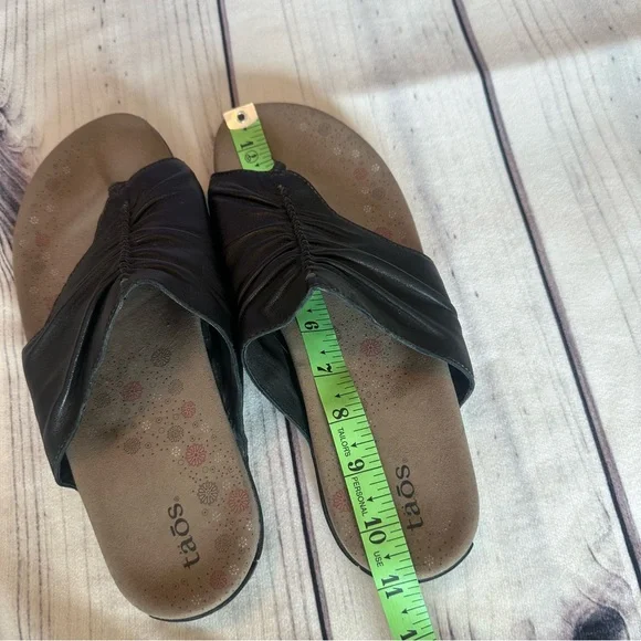 TAOS Gift 2 Black Leather T-Post Thong Slide Low Heel Sandals Size US 11 EU 42 - Picture 8 of 9